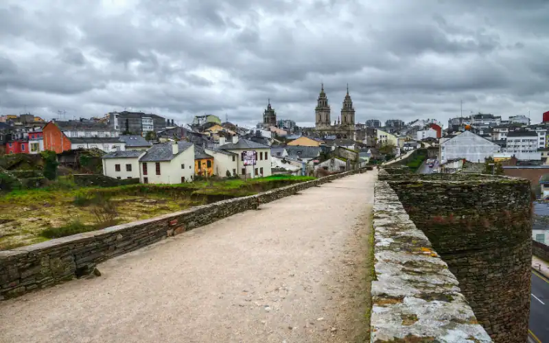 Paseo por la muralla romana de Lugo
